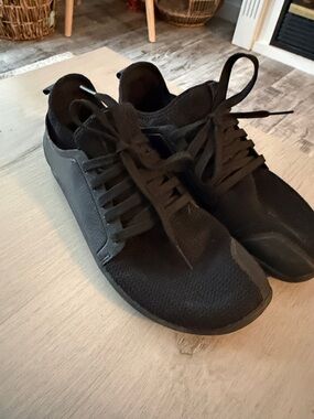 Women Vivo. Barefoot All-Black Lightweight Casual Sneakers